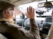 hombre ciego 'conduce' coche gracias Google