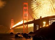 Fuegos artificiales para celebrar aniversario Golden Gate. Preciosa fotografía