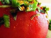 Tomates rellenos bacalao sobre hummus