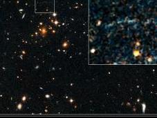 Hubble descubre extraño arco gravitacional