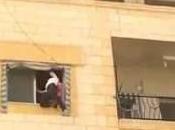 Ofrecemos terroríficas imágenes: Islamistas sirios tiran hombre ventana cristiano