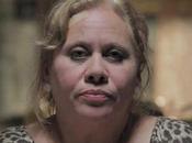 Carmina revienta: Retrato mujer cigarro cabra fondo