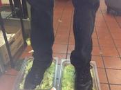 empleado Burger King publicó fotos pisando comida