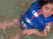 niños deben aprender nadar depender flotadores