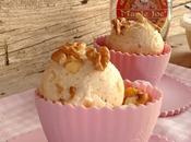 Helado nueces jarabe arce.