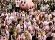 Admiradores Nintendo Celebran Aniversaro Número Kirby Nuevo Récord Mundial Guiness Mayor Cantidad Personas Mascando Simultáneamente Goma Mascar