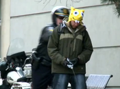 broma mear delante policía