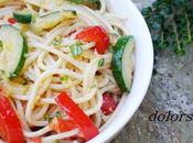 Espaguetis albahaca tropezones verduras