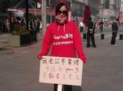 mujer protesta calles Beijing porque marido quiere comprar iPhone