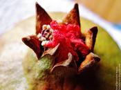 Caballero largo abrigo rojo agarrando flor sobre corona granada: #Reto Macro