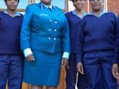 Mujeres policías Zimbabwe avanzan como miembros ‘boinas azules’