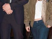 Kristen Stewart cambia elegante traje jean