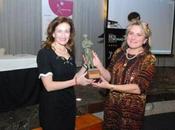 Dra.Trinidad Herrero recibe premio Mujer 2012