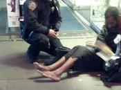 Foto policía Nueva York regalando unas botas mendigo revolucionan Internet