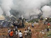 Encuentran ocho sobrevivientes accidente aéreo India