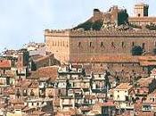 Montalbano Elicona: pueblo medieval silencio naturaleza