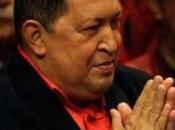 Chávez lleva Venezuela entre brazos...