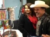 Video: Padre Jenni Rivera, feliz vendiendo afiches cantante