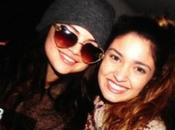 ¡Selena Gomez sube tres Selenators camioneta! (VIDEO)