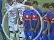 Jugador argentino bajó pantalones para bloquear visión arquero