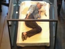 Tilda Swinton duerme cajón cristal MoMa Nueva York