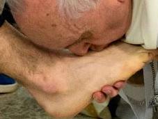 Francisco lava pies presos jóvenes