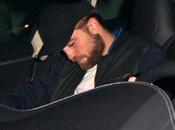 Robert Pattinson casi queda dormido carro