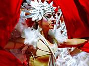 Apertura plumas blancas rojo