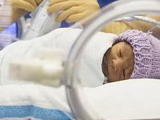 Envolver bebés prematuros puede aliviar dolor
