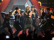 Justin Bieber, entre abucheos, monos besos