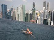 Construyen piscina metros piso Singapur