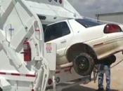 camión basura traga auto entero