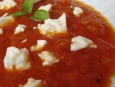 Sopa tomate albahaca queso feta