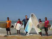 niños hacen surf