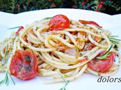 Espaguetis tomates, salsa anchoas huevas erizo