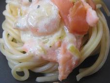 Spaguettis crema queso salmón