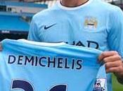 Martín Demichelis posa camiseta Manchester City