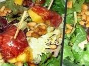 Brochetas cecina mango sobre lecho lechugas vinagreta piñones