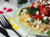 Espaguetis tomates asados, queso feta albahaca