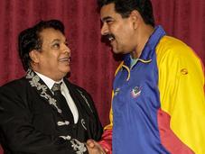 Juan Gabriel canta "Cumple" Maduro