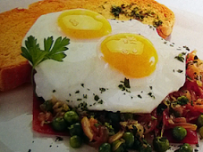 Huevos plato jamón arvejas