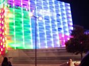 Gigantesco Cubo Rubik fachada edificio.
