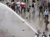 Chorros agua pura) contra basuras manifestantes.