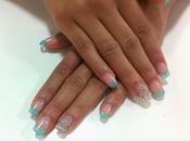 Uñas glitter.