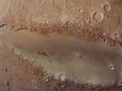 Orcus Patera, cráter singular