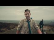 puedes video Coming Home, primer single Education, Education Kaiser Chiefs
