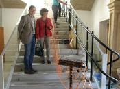 Ayuntamiento Lorca instala salvaescaleras para facilitar acceso personas movilidad reducida sala Cabildos Catastro, donde salvan escalones