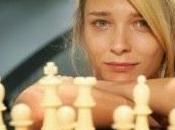¿Juegan mejor ajedrez rubias morenas?