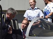 Duques Cambridge visitan base Real Fuerza Aérea australiana