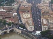 Novedad absoluta Roma: devoción recogimiento calles plazas allá Vaticano